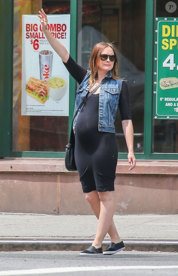 Kaylee DeFer, enceinte de son premier enfant, appelle un taxi dans les rues de New York, le 23 mai 2013.