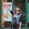 Kaylee DeFer, enceinte, appelle un taxi dans les rues de New York, le 23 mai 2013. Son baby bump était très arrondi.