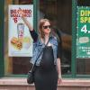 La belle Kaylee DeFer, enceinte, appelle un taxi dans les rues de New York, le 23 mai 2013.