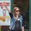 Kaylee DeFer (26 ans), enceinte, appelle un taxi dans les rues de New York, le 23 mai 2013.
