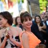 Victoria Abril avec Kristin Scott Thomas à la montée des marches du film The Immigrant au Palais des Festivals à Cannes, le 24 mai 2013.