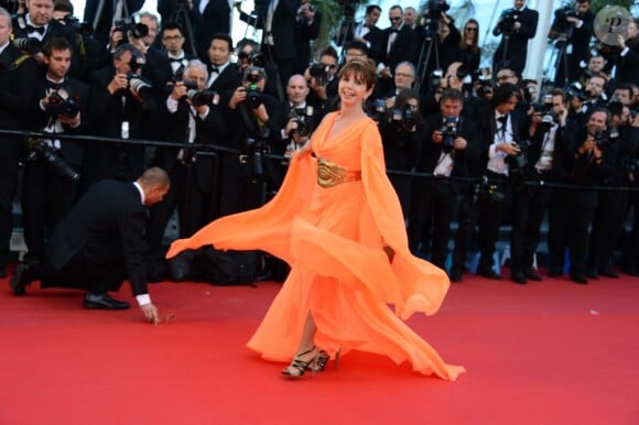 Victoria Abril virevolte à la montée des marches du film The Immigrant au Palais des Festivals à Cannes, le 24 mai 2013.