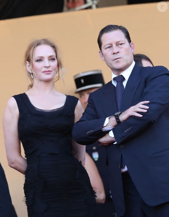 Uma Thurman et Arpad Busson lors de la montée des marches du film The Immigrant au Palais des Festivals à Cannes, le 24 mai 2013.