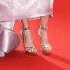 Les orteils de Julianne Moore dépassent de ses sandales Charlotte Olympia lors de sa montée des marches. Cannes, le 15 mai 2013.