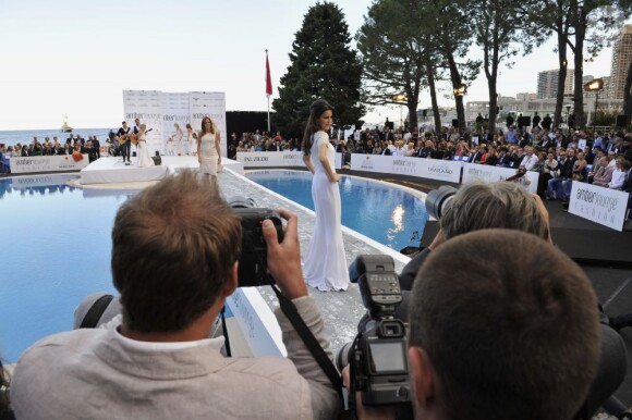 Les compagnes des pilotes de F1 lors du Amber Lounge Fashion Show à Monaco au Méeridien Beach Plaza le 24 mai 2013