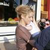 Shakira et son fils Milan devant le magasin Bel Bambini à Beverly Hills, le 25 mai 2013.