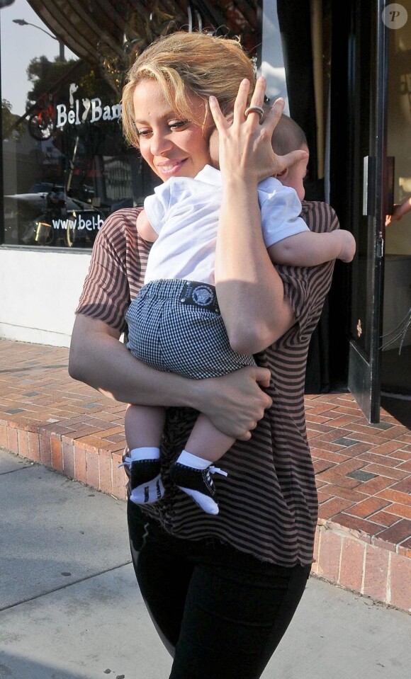 Shakira et son fils Milan à Beverly Hills, le 25 mai 2013.