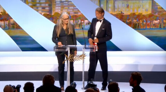 Jane Campion et Mads Mikkelsen lors de la cérémonie de clôture et la remise des prix du Festival de Cannes le 26 mai 2013
