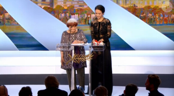 Agnès Varda et Zhang Ziyi lors de la cérémonie de clôture et la remise des prix du Festival de Cannes le 26 mai 2013