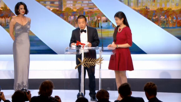 Asia Argento a remis le prix du scénario à A Touch of Sin de Jia Zhangke, lors de la cérémonie de clôture et la remise des prix du Festival de Cannes le 26 mai 2013