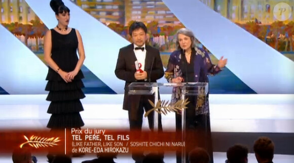 Rossy de Palma a apporté le prix du jury au film Tel père, tel fils du Japonais Kore-Eda Hirozaku lors de la cérémonie de clôture et la remise des prix du Festival de Cannes le 26 mai 2013
