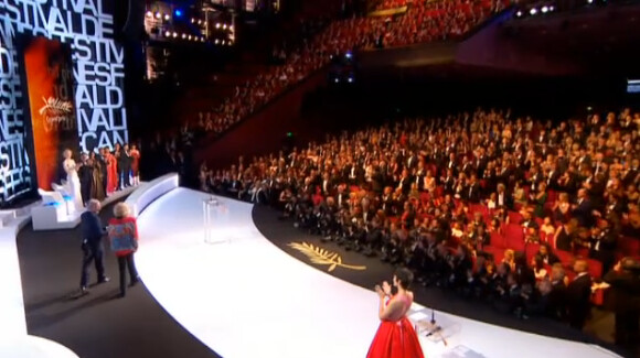 Srtanding ovation pour Kim Novak de Sueurs froides lors de la cérémonie de clôture et la remise des prix du Festival de Cannes le 26 mai 2013