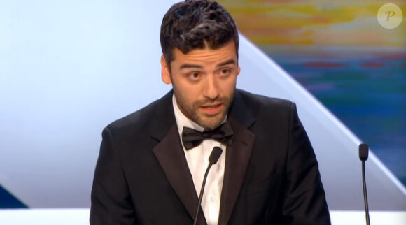 Oscar Isaac récupère au nom des frères Coen le Grand prix du jury à Inside Llewyn Davis lors de la cérémonie de clôture et la remise des prix du Festival de Cannes le 26 mai 2013