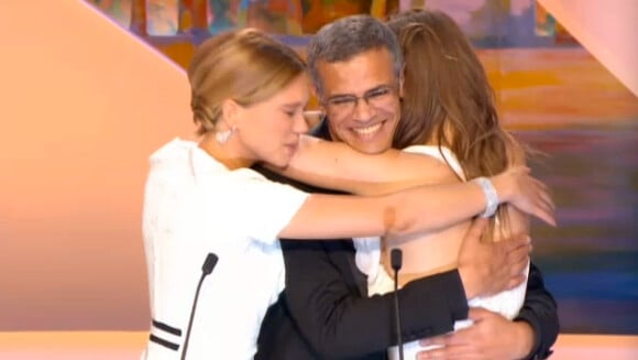 Le réalisateur Abdellatif Kechiche et ses actrices Léa Seydoux et Adèle Exarchopoulos dans La Vie d'Adèle, Palme d'or, lors de la cérémonie de clôture et la remise des prix du Festival de Cannes le 26 mai 2013