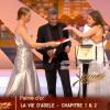 Uma Thurman remet la Palme d'or à La Vie d'Adèle lors de la cérémonie de clôture et la remise des prix du Festival de Cannes le 26 mai 2013