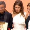 Les actrices Léa Seydoux et Adèle Exarchopoulos et le réalisateur Abdellatif Kechiche pour le film La Vie d'Adèle, Palme d'or, lors de la cérémonie de clôture et la remise des prix du Festival de Cannes le 26 mai 2013