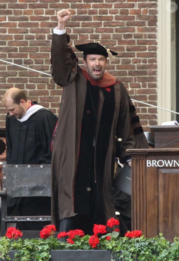 Ben Affleck, heureux, reçoit le doctorat d'honneur de l'Université de Brown à Rhode Island, le 25 mai 2013. L'acteur et réalisateur reçoit un doctorat d'honneur en beaux-arts pour ses travaux, notamment son dernier film "Argo".