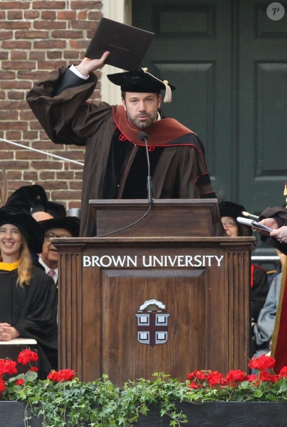 Ben Affleck reçoit le doctorat d'honneur de l'Université de Brown à Rhode Island, le 25 mai 2013. L'acteur et réalisateur reçoit un doctorat d'honneur en beaux-arts pour ses travaux, notamment son dernier film "Argo". Ben Affleck pendant son discours
