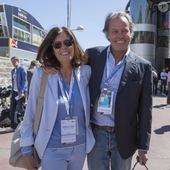 Michel Leeb et sa femme Béatrice dans les travées du paddock du Grand Prix de Monaco le 26 mai 2013