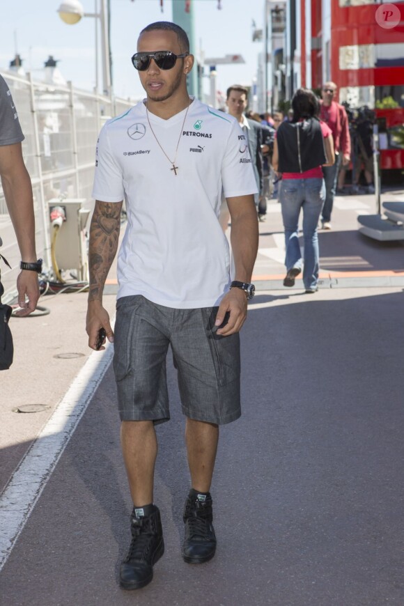 Lewis Hamilton dans les travées du paddock du Grand Prix de Monaco le 26 mai 2013