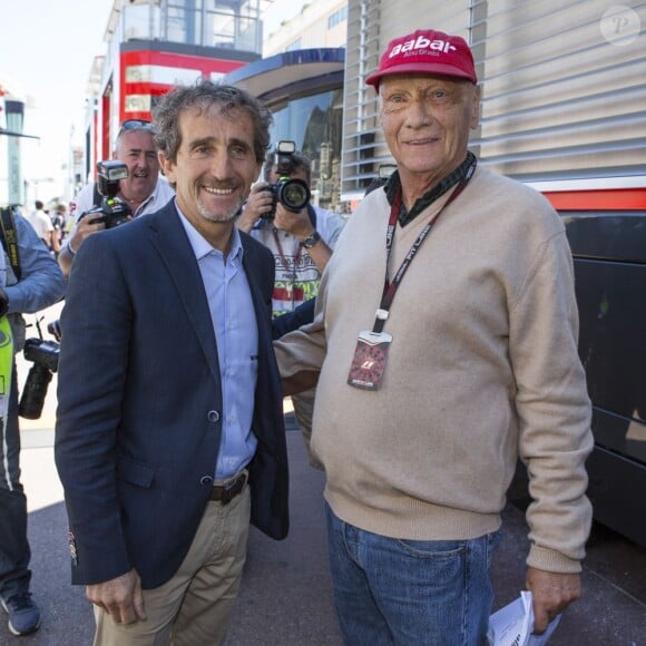 Alain Prost et Niki Lauda dans les travées du paddock du Grand Prix de Monaco le 26 mai 2013