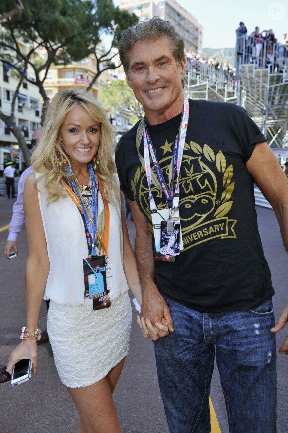 David Hasselhoff et sa compagne Hayley Roberts dans les travées du paddock du Grand Prix de Monaco le 26 mai 2013