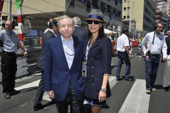 Jean Todt et sa femme Michelle Yeoh dans les travées du paddock du Grand Prix de Monaco le 26 mai 2013