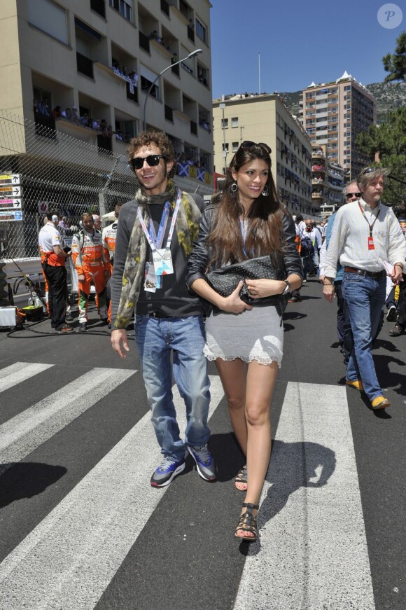 Valentino Rossi et sa compagne Linda Morselli dans les travées du paddock du Grand Prix de Monaco le 26 mai 2013
