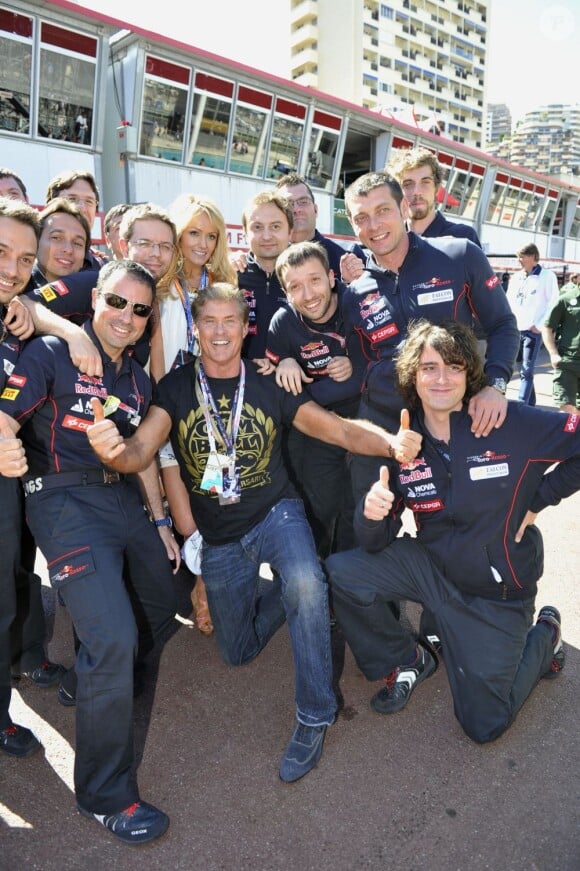 David Hasselhoff et sa compagne Hayley Roberts dans les travées du paddock du Grand Prix de Monaco le 26 mai 2013
