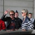  Avant de monter dans leur voiture, Johnny et Laeticia Hallyday saluent une dernière fois les badauds, à l'aéroport de Paris, le 21 mai 2013. 
