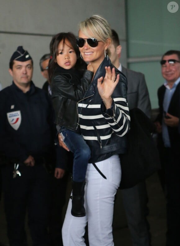 Laeticia Hallyday et sa fille Joy à l'aéroport de Paris, le 21 mai 2013.