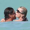 Rita Rusic, 53 ans, en plein câlin aquatique avec son boyfriend Riccardo, 39 ans, à Miami le 25 mai 2013.