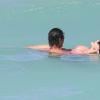 Rita Rusic, 53 ans, en plein câlin aquatique avec son boyfriend Riccardo, 39 ans, à Miami le 25 mai 2013.