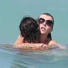 Rita Rusic, 53 ans, en plein câlin aquatique avec son boyfriend Riccardo, 39 ans, à Miami le 25 mai 2013.