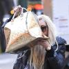 L'actrice et chanteuse Amanda Bynes se cache derrière son sac Louis Vuitton alors qu'elle marche dans les rues de New York. Le 8 avril 2013.