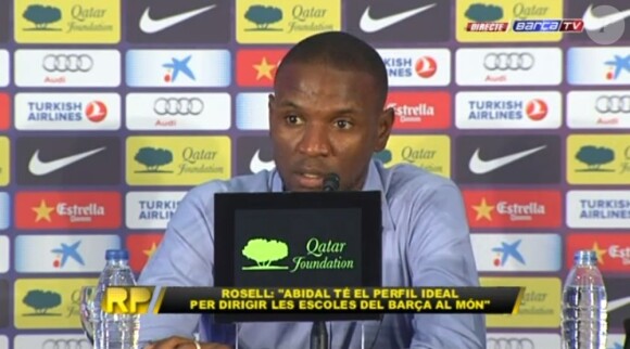 Éric Abidal annonce son départ du FC Barcelone lors d'une conférence de presse le 30 mai 2013.