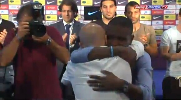 Éric Abidal en larmes lors de sa conférence de presse d'adieu au FC Barcelone le 30 mai 2013
