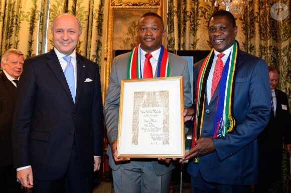 Laurent Fabius, Luvuyo Hlanganani Mandela et Paul Mashatile, ministre de la Culture sud-africain, lors de l'inauguration de l'exposition consacrée à Nelson Mandela à l'Hôtel de ville à Paris le 29 mai 2013.