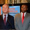 Laurent Fabius, Bertrand Delanoe et Luvuyo Hlanganani lors de l'inauguration de l'exposition consacrée à Nelson Mandela à l'Hôtel de ville à Paris le 29 mai 2013.