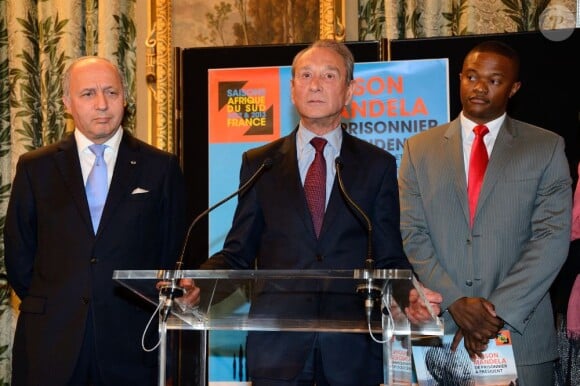 Laurent Fabius, Bertrand Delanoe et Luvuyo Hlanganani lors de l'inauguration de l'exposition consacrée à Nelson Mandela à l'Hôtel de ville à Paris le 29 mai 2013.
