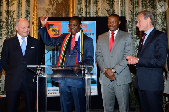 Laurent Fabius, Paul Mashatile, Luvuyo Hlanganani Mandela et Bertrand Delanoe lors de l'inauguration de l'exposition consacrée à Nelson Mandela à l'Hôtel de ville à Paris le 29 mai 2013.