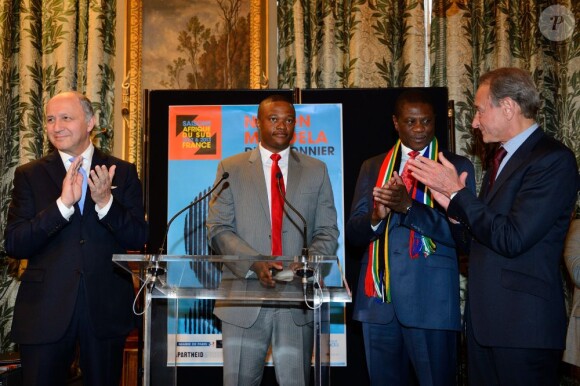 Laurent Fabius, Luvuyo Hlanganani Mandela, Paul Mashatile et Bertrand Delanoe lors de l'inauguration de l'exposition consacrée à Nelson Mandela à l'Hôtel de ville à Paris le 29 mai 2013.