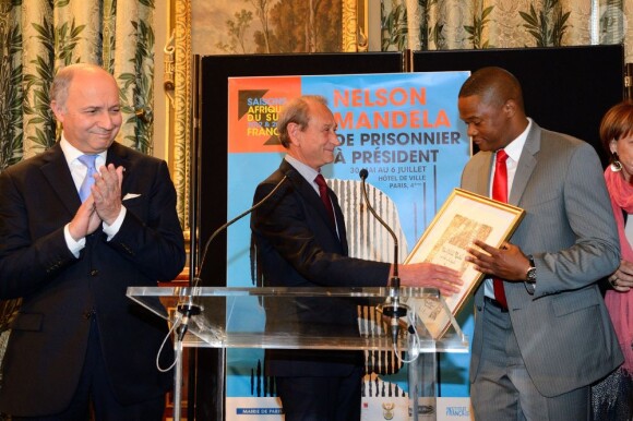 Laurent Fabius, Bertrand Delanoe et Luvuyo Hlanganani Mandela lors de l'inauguration de l'exposition consacrée à Nelson Mandela à l'Hôtel de ville à Paris le 29 mai 2013.