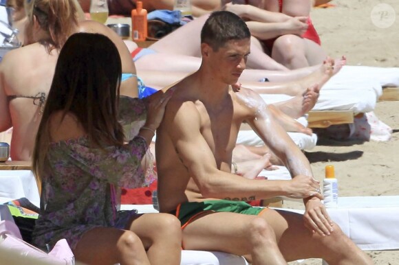 Le footballeur de Chelsea Fernando Torres en vacances à Ibiza avec sa femme Olalla et leurs deux enfants Nora (3 ans) et Leo (2 ans).
