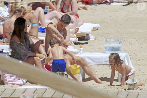 Fernando Torres en vacances à Ibiza avec sa femme Olalla et leurs deux enfants Nora (3 ans) et Leo (2 ans).