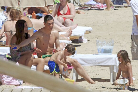 Fernando Torres à Ibiza avec sa femme Olalla et leurs deux enfants Nora (3 ans) et Leo (2 ans).