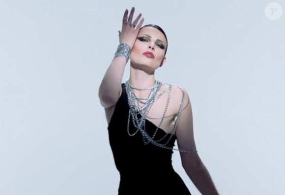 Elodie Frégé, sensuelle, dans le clip de son nouveau single Comment t'appelles-tu ce matin ? dévoilé le 30 mai 2013.