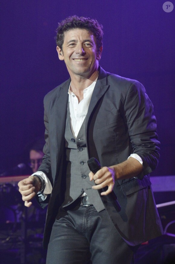 Patrick Bruel en rythme lors de son concert au Zénith de Paris le 30 mai 2013.
