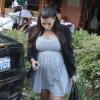 Kim Kardashian, enceinte, déjeune au restaurant "La Scala" à Beverly Hills. Le  29 mai 2013.