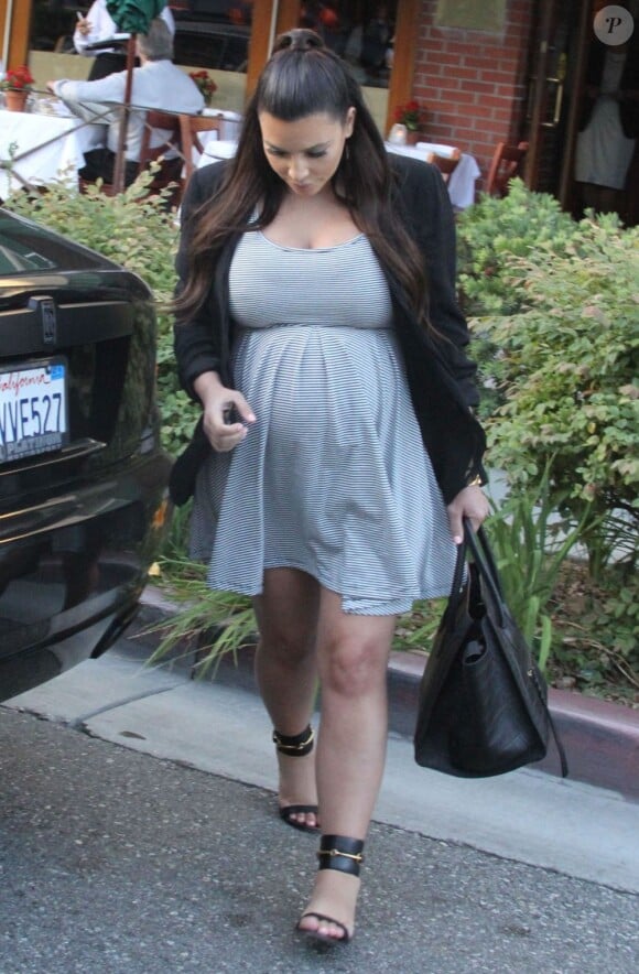 Kim Kardashian, enceinte, déjeune au restaurant "La Scala" à Beverly Hills. Le  29 mai 2013.